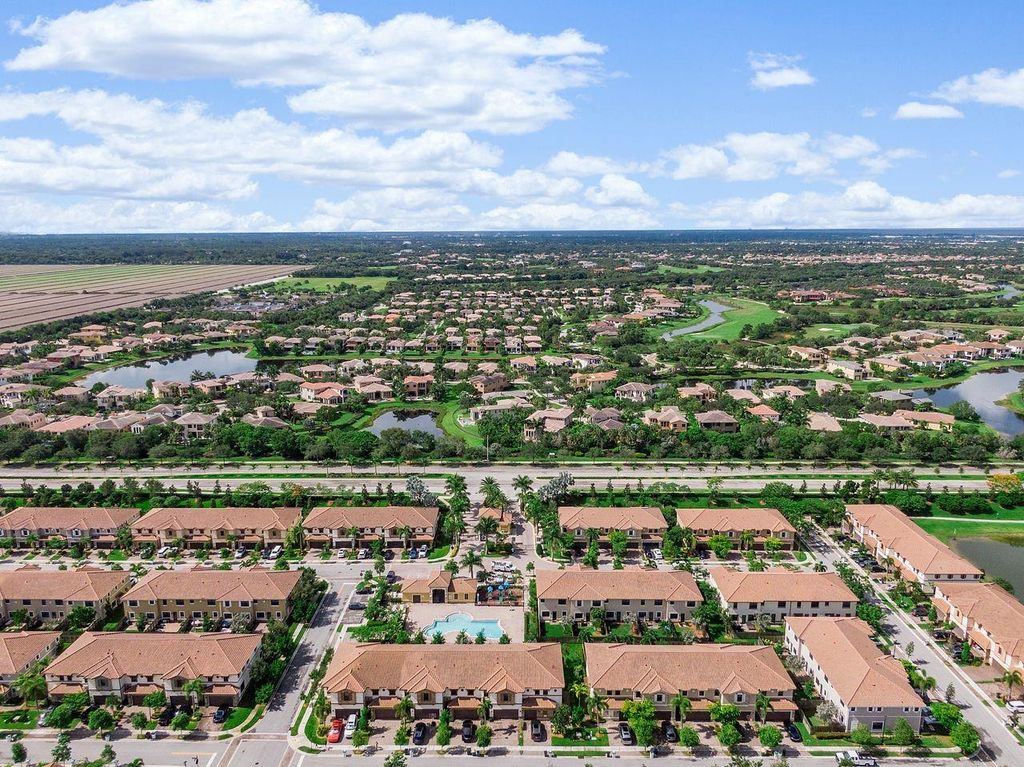 Image 59 of property listing at 8433 Blue Cove Way 8433, Parkland, FL 33076