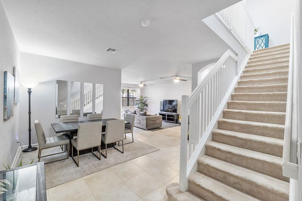 Image 6 of property listing at 8433 Blue Cove Way 8433, Parkland, FL 33076