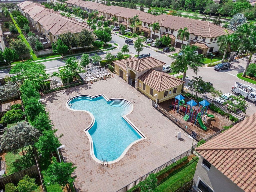 Image 60 of property listing at 8433 Blue Cove Way 8433, Parkland, FL 33076