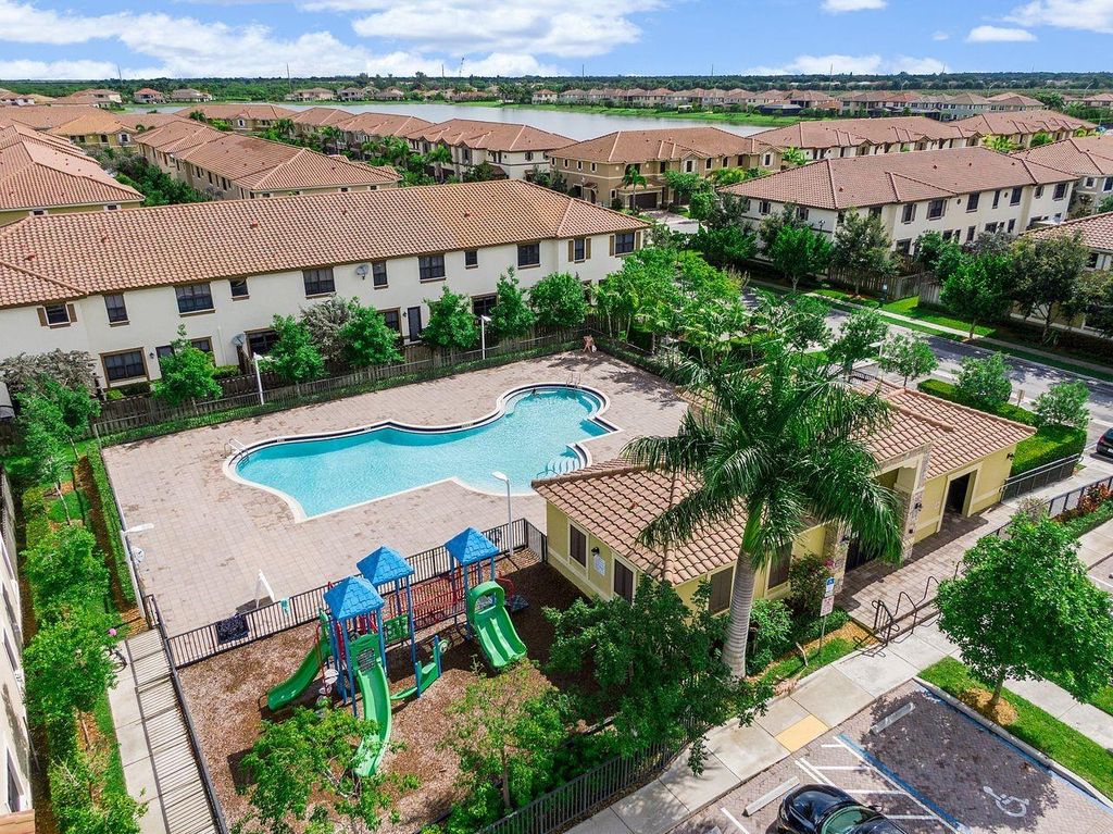 Image 61 of property listing at 8433 Blue Cove Way 8433, Parkland, FL 33076