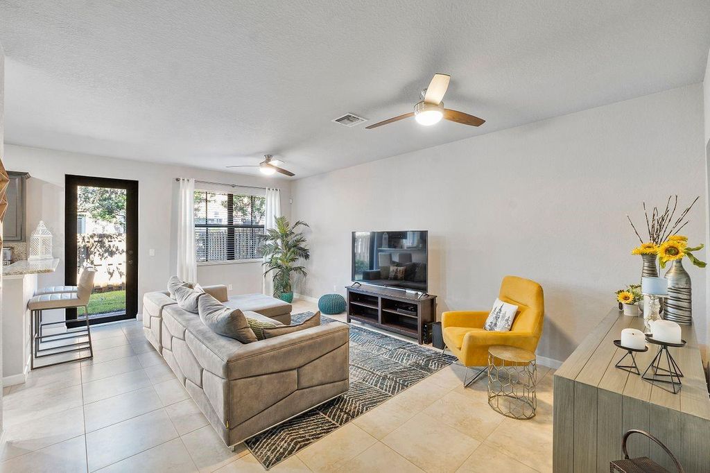 Image 7 of property listing at 8433 Blue Cove Way 8433, Parkland, FL 33076