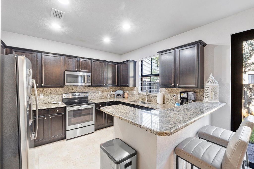 Image 8 of property listing at 8433 Blue Cove Way 8433, Parkland, FL 33076