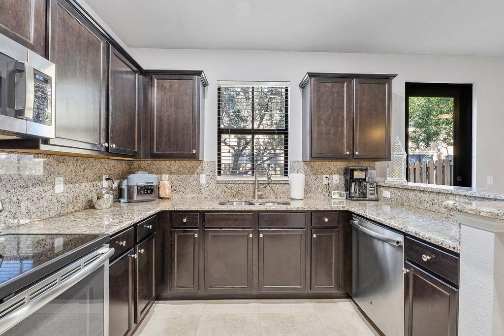 Image 9 of property listing at 8433 Blue Cove Way 8433, Parkland, FL 33076