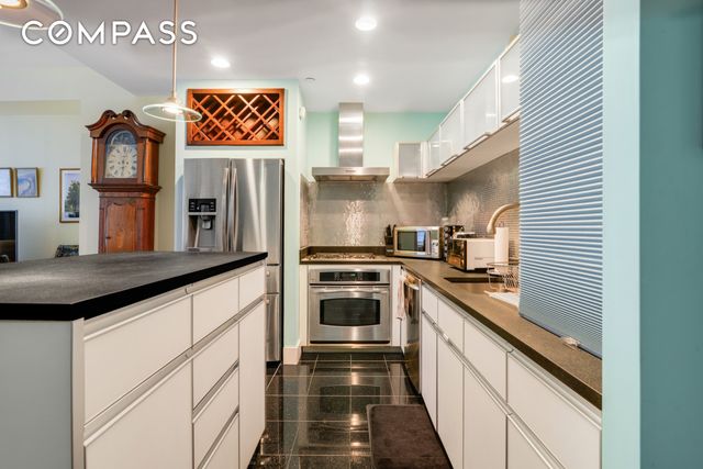 4427 Purves St Apt 8A, New York City, NY 11101