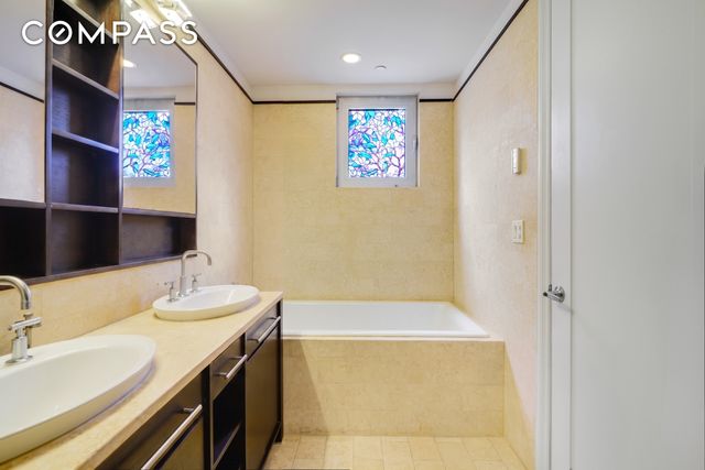 4427 Purves St Apt 8A, New York City, NY 11101