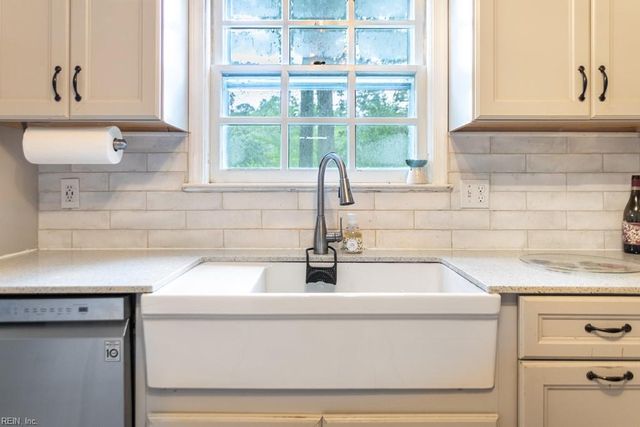 12 Poindexter PL, Newport News, VA 23606