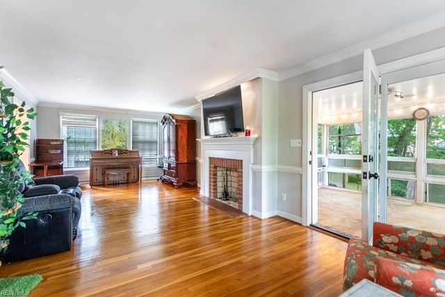 12 Poindexter PL, Newport News, VA 23606