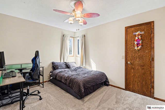 906 Berkley Avenue, Papillion, NE 68046