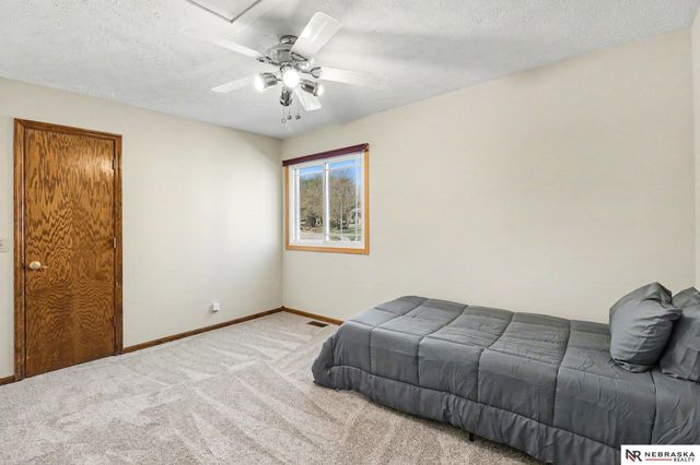 906 Berkley Avenue, Papillion, NE 68046