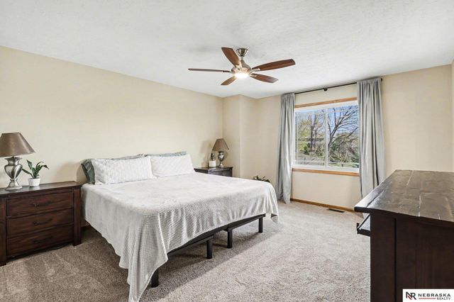 906 Berkley Avenue, Papillion, NE 68046