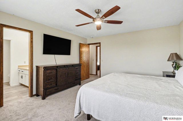 906 Berkley Avenue, Papillion, NE 68046