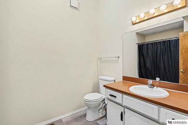 906 Berkley Avenue, Papillion, NE 68046