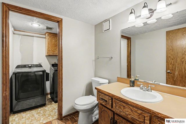 906 Berkley Avenue, Papillion, NE 68046