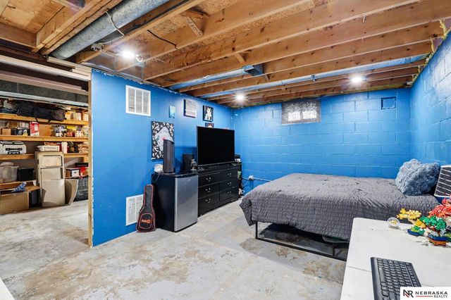 906 Berkley Avenue, Papillion, NE 68046