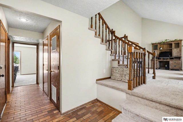 906 Berkley Avenue, Papillion, NE 68046