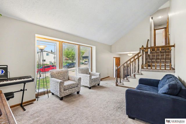 906 Berkley Avenue, Papillion, NE 68046