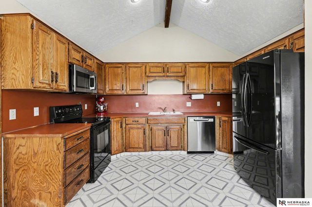 906 Berkley Avenue, Papillion, NE 68046