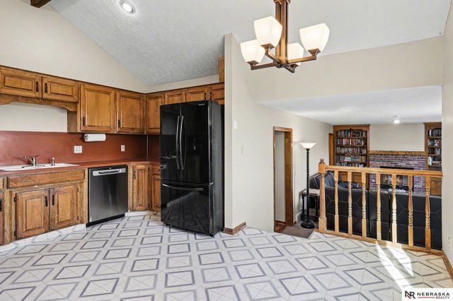 906 Berkley Avenue, Papillion, NE 68046