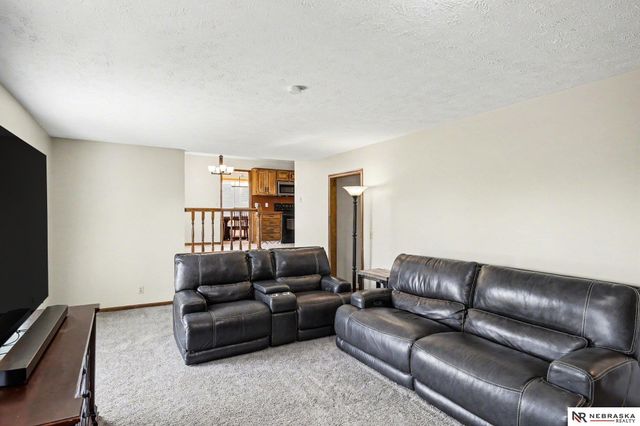 906 Berkley Avenue, Papillion, NE 68046