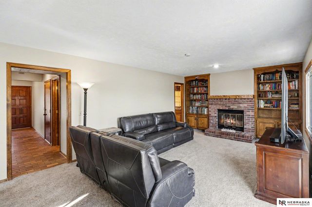 906 Berkley Avenue, Papillion, NE 68046