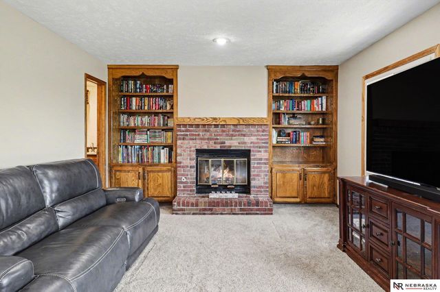 906 Berkley Avenue, Papillion, NE 68046