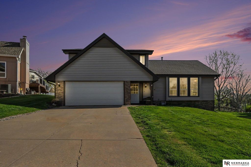 906 Berkley Avenue, Papillion, NE 68046
