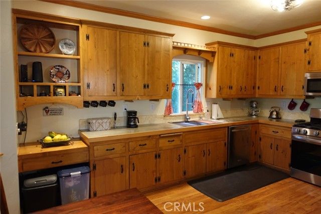 23950 Bowl Rd, Crestline, CA 92325