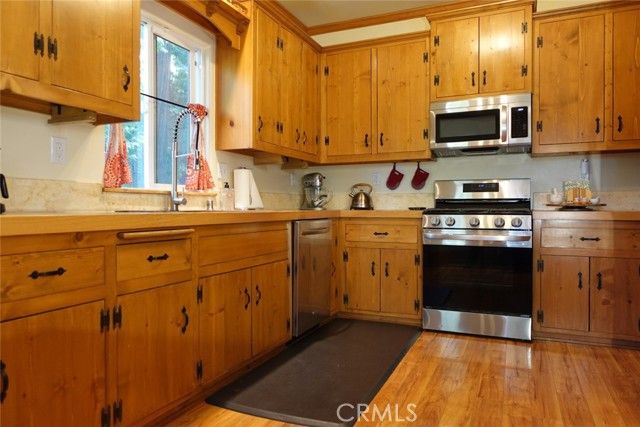 23950 Bowl Rd, Crestline, CA 92325