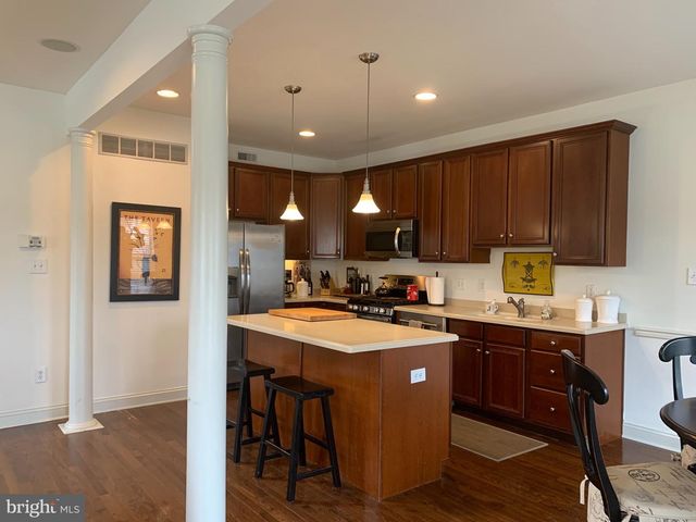 2 ZION DR, Berlin, NJ 08009