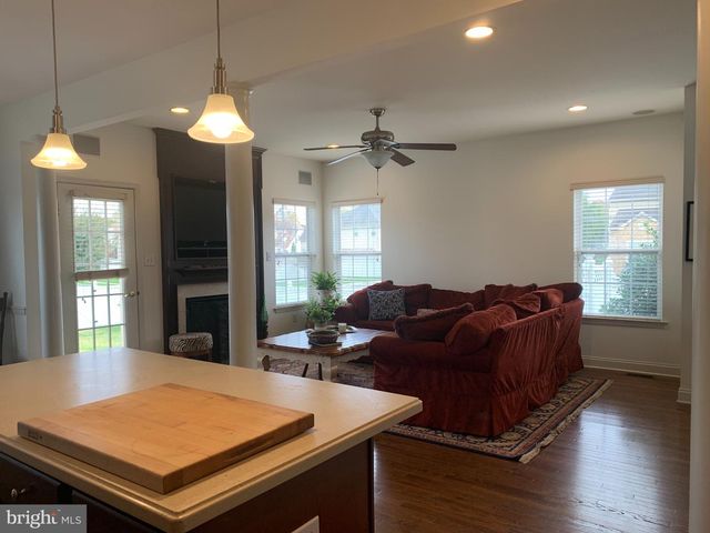 2 ZION DR, Berlin, NJ 08009