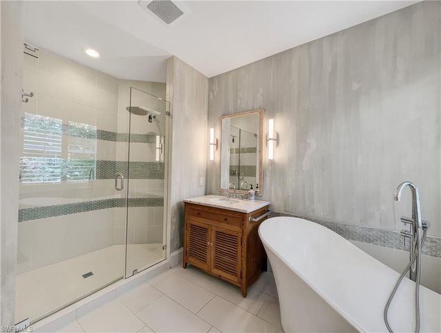 6772 Southern Oak CT, Naples, FL 34109
