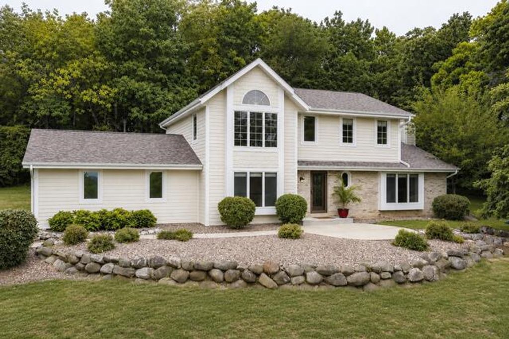 S26W31396 Cregennan Bae, Wales, WI 53183