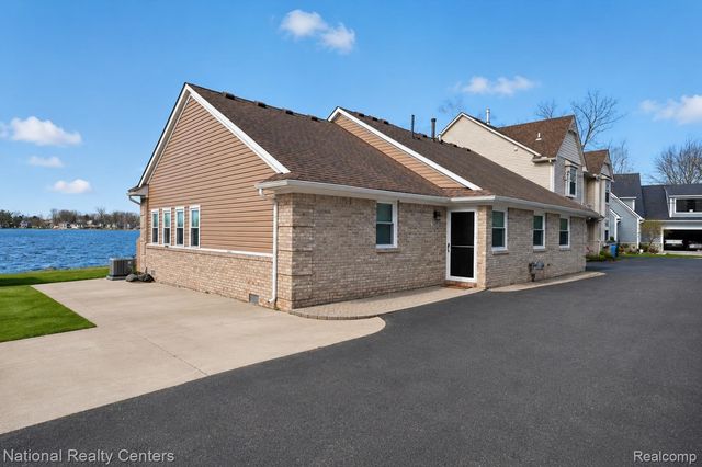 560 Black Oaks Trail, Howell, MI 48843