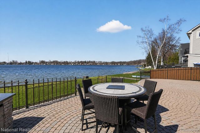 560 Black Oaks Trail, Howell, MI 48843