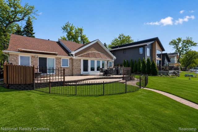 560 Black Oaks Trail, Howell, MI 48843