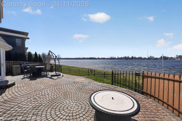560 Black Oaks Trail, Howell, MI 48843