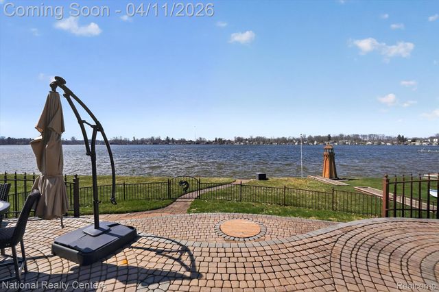560 Black Oaks Trail, Howell, MI 48843