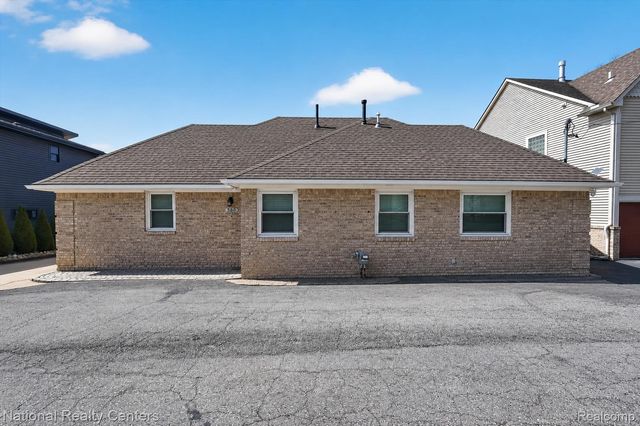 560 Black Oaks Trail, Howell, MI 48843