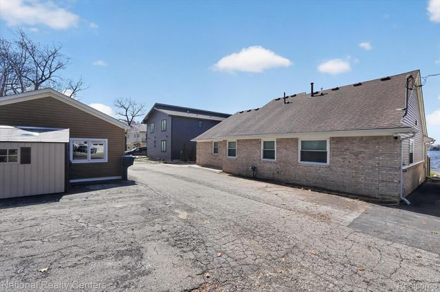 560 Black Oaks Trail, Howell, MI 48843