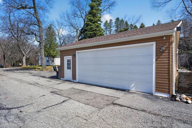 560 Black Oaks Trail, Howell, MI 48843