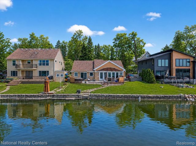 560 Black Oaks Trail, Howell, MI 48843