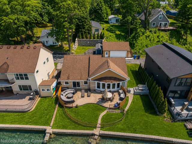 560 Black Oaks Trail, Howell, MI 48843