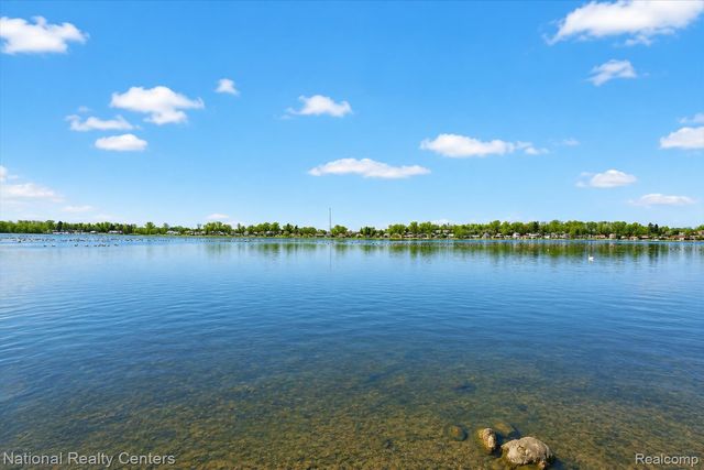 560 Black Oaks Trail, Howell, MI 48843