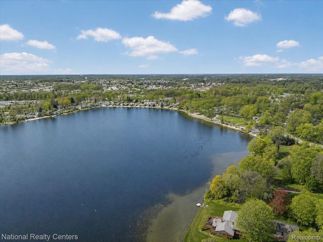 560 Black Oaks Trail, Howell, MI 48843