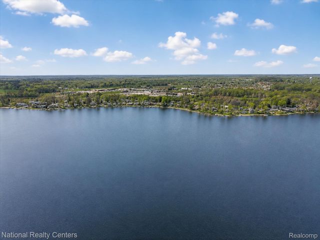560 Black Oaks Trail, Howell, MI 48843