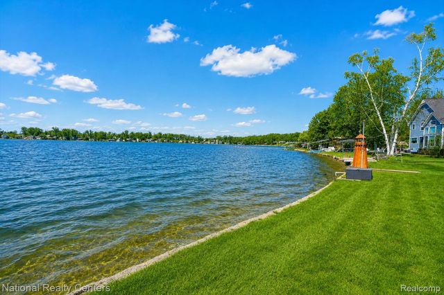 560 Black Oaks Trail, Howell, MI 48843