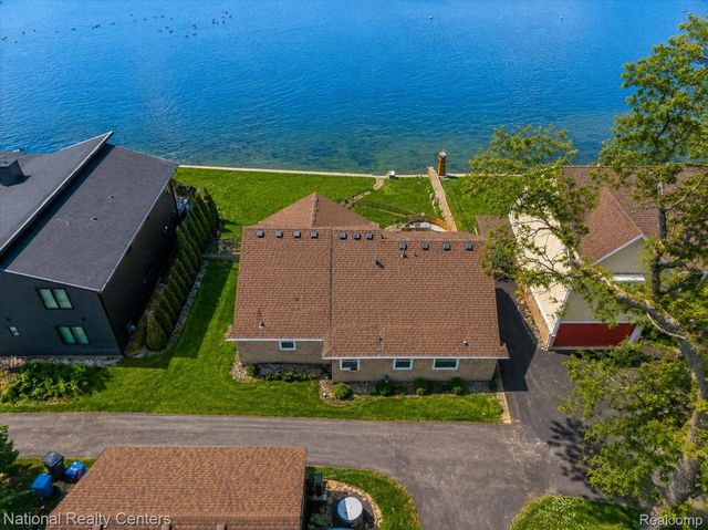 560 Black Oaks Trail, Howell, MI 48843