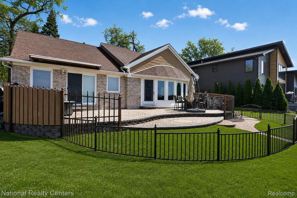 560 Black Oaks Trail, Howell, MI 48843