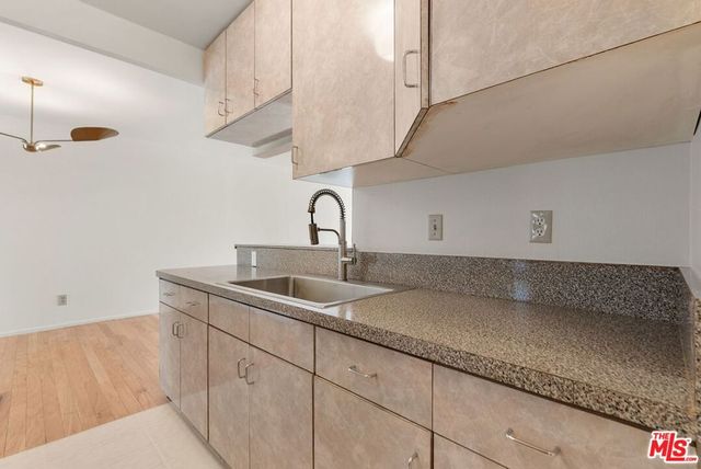 8530 Holloway Drive 309, West Hollywood, CA 90069