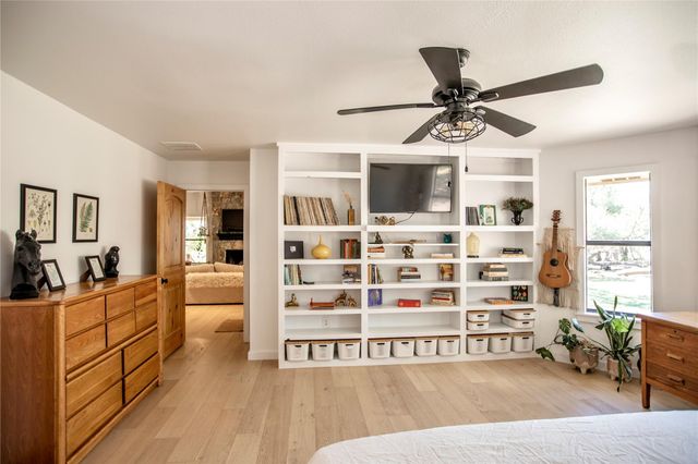 301 Lander LN, Dripping Springs, TX 78620